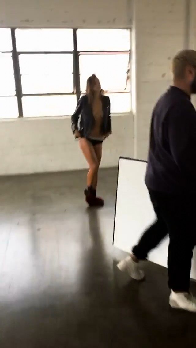 Alexis Ren shaved pussy