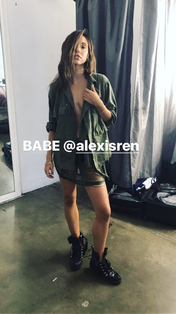 Alexis Ren tits