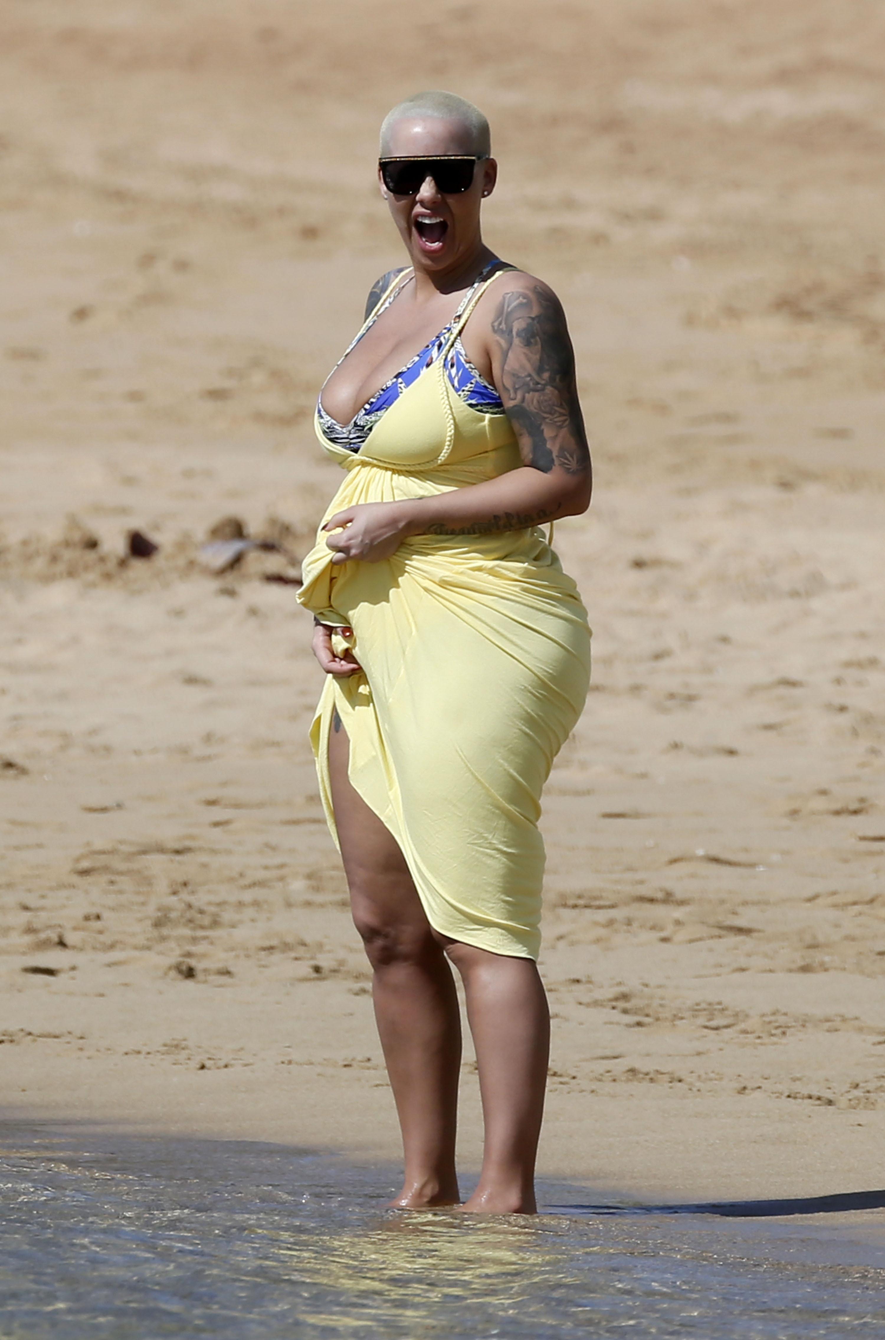 Amber Rose pussy showing