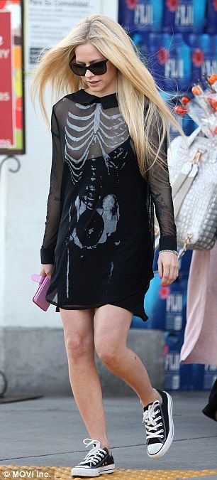 Avril Lavigne ass