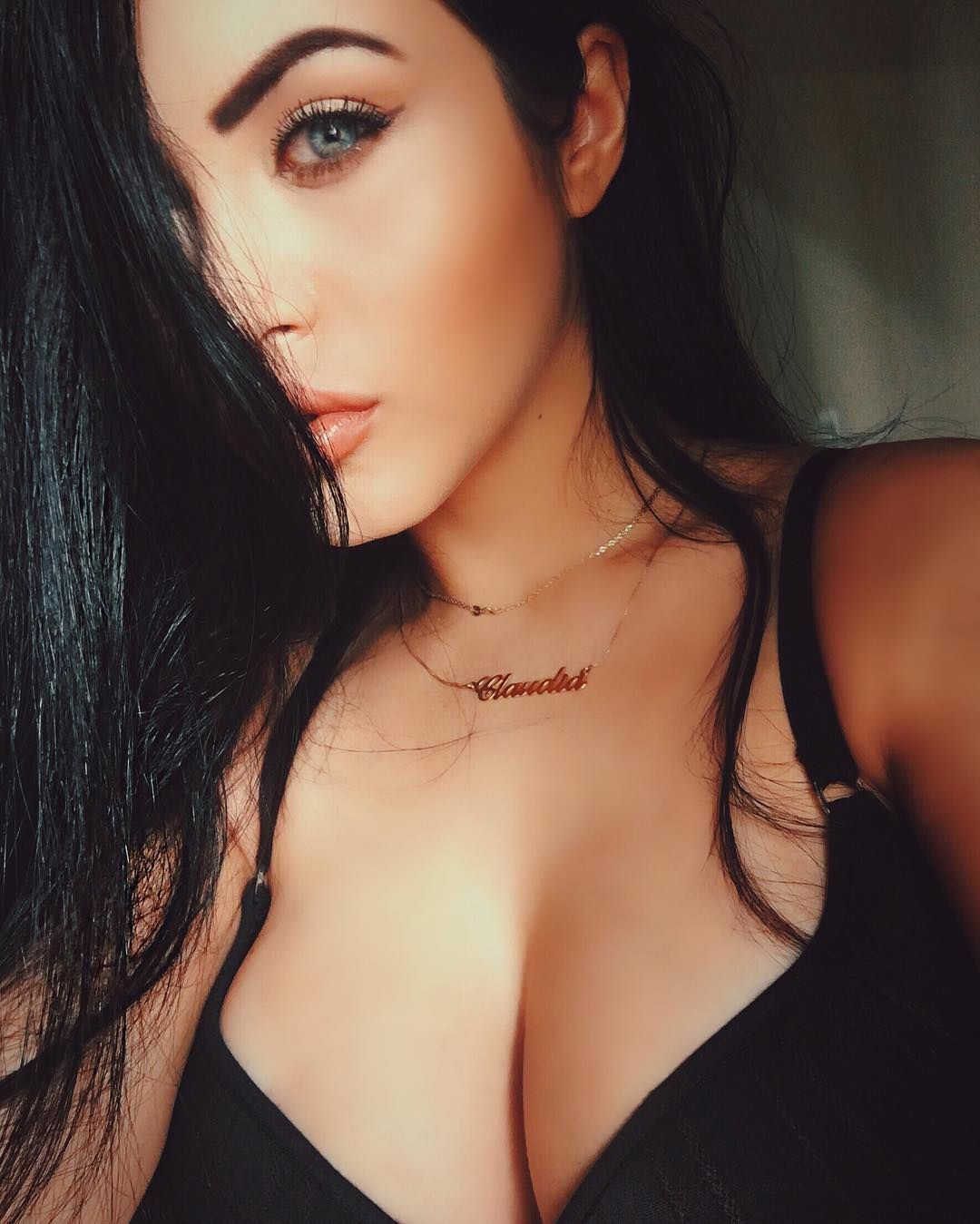 Claudia Alende hot boobs