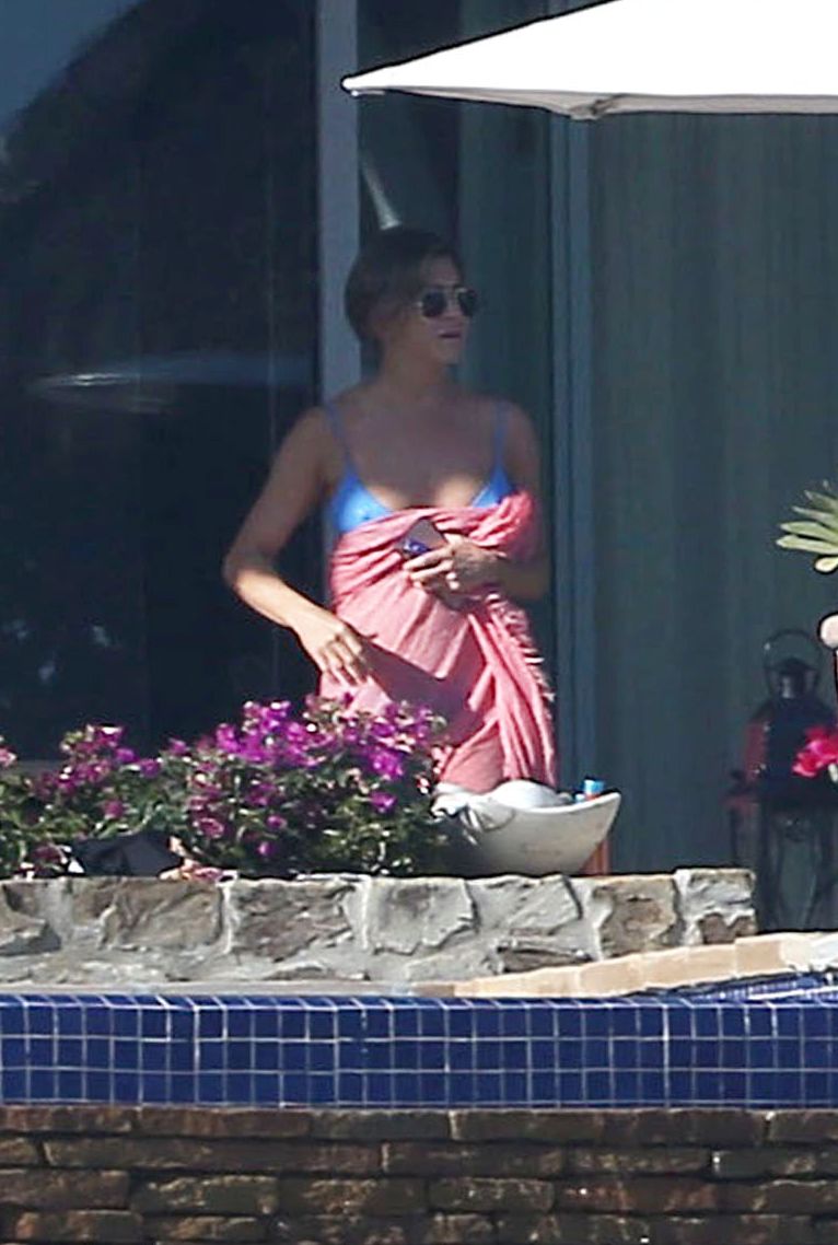 Jennifer Aniston naked boobs