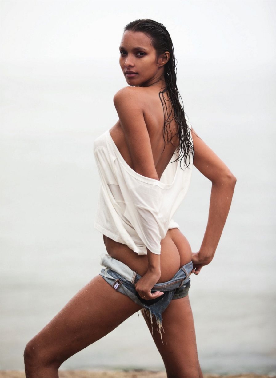 Lais Ribeiro pussy showing