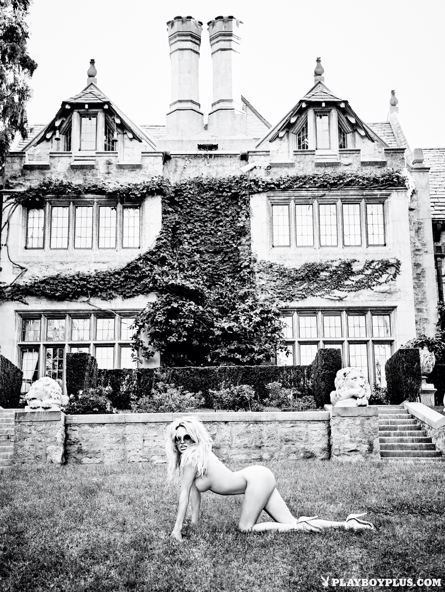 Pamela Anderson topless