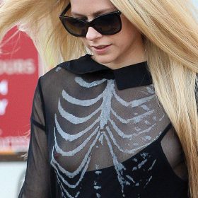 Avril Lavigne big boobs
