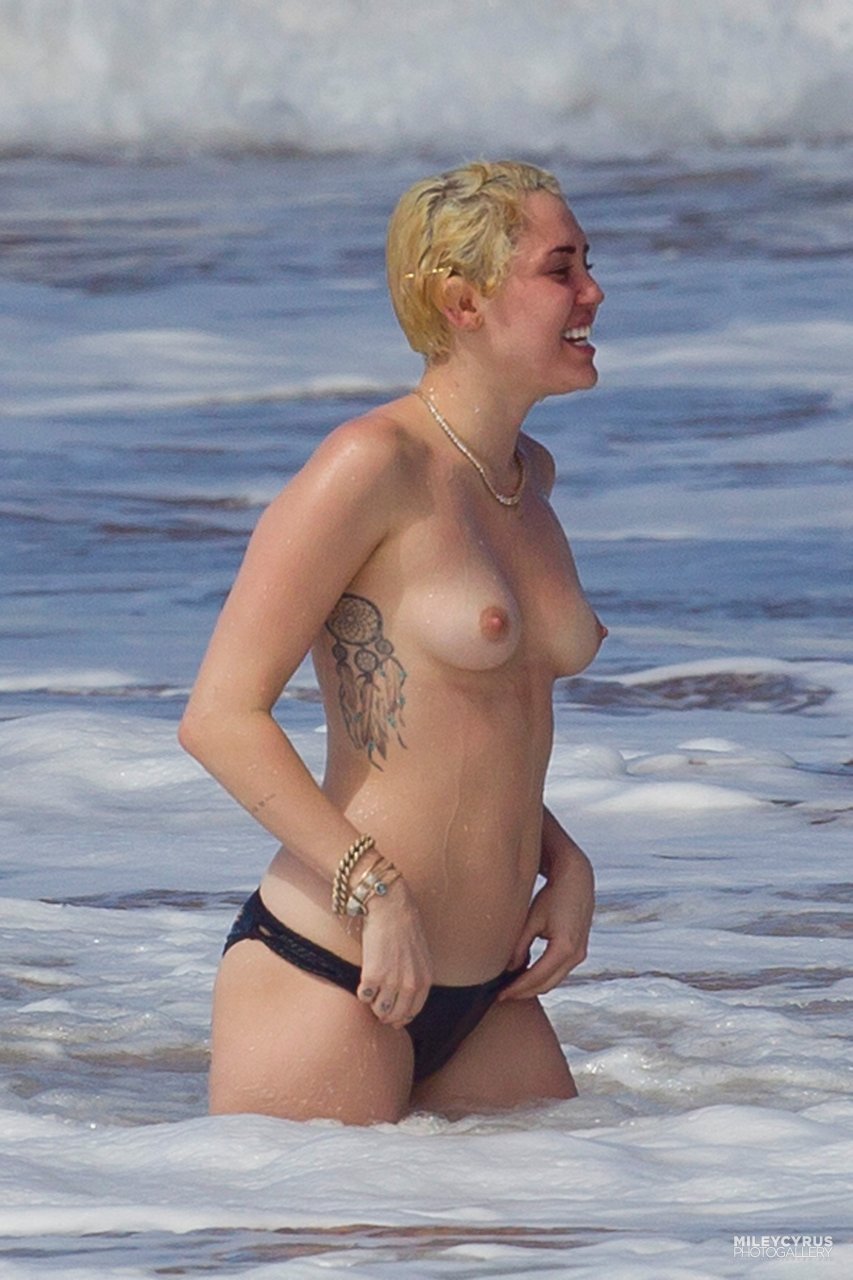 Miley Cyrus slip