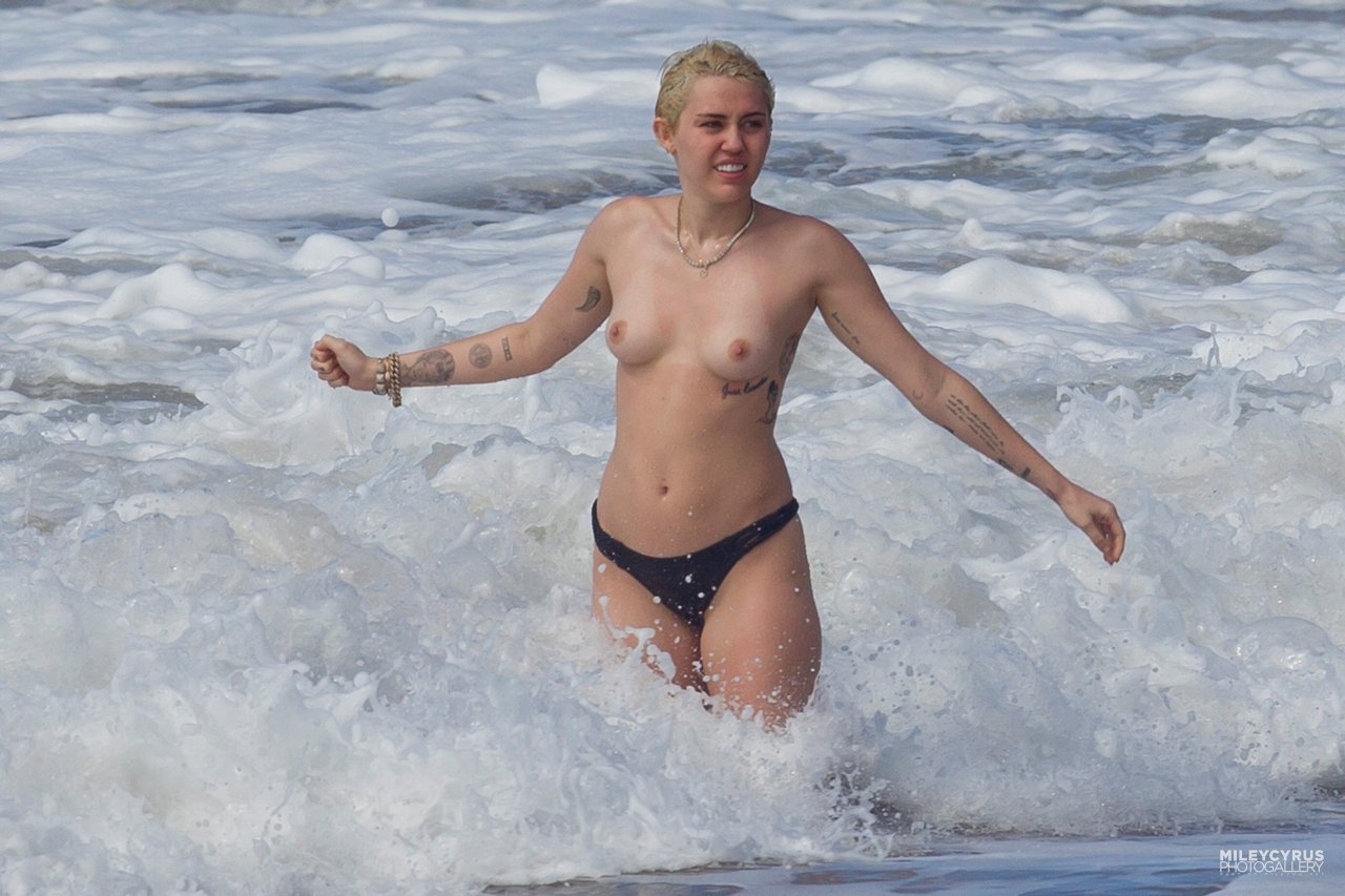 Miley Cyrus shaved pussy