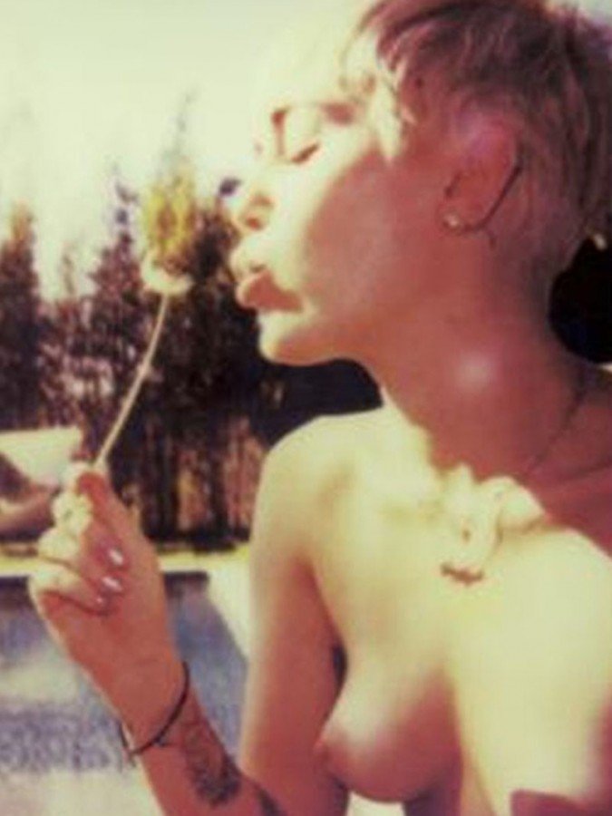 Miley Cyrus tits