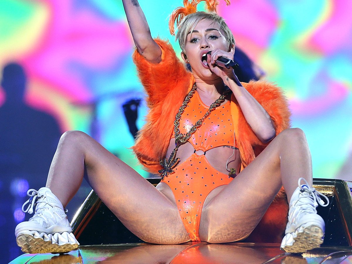 Miley Cyrus pussy fucking