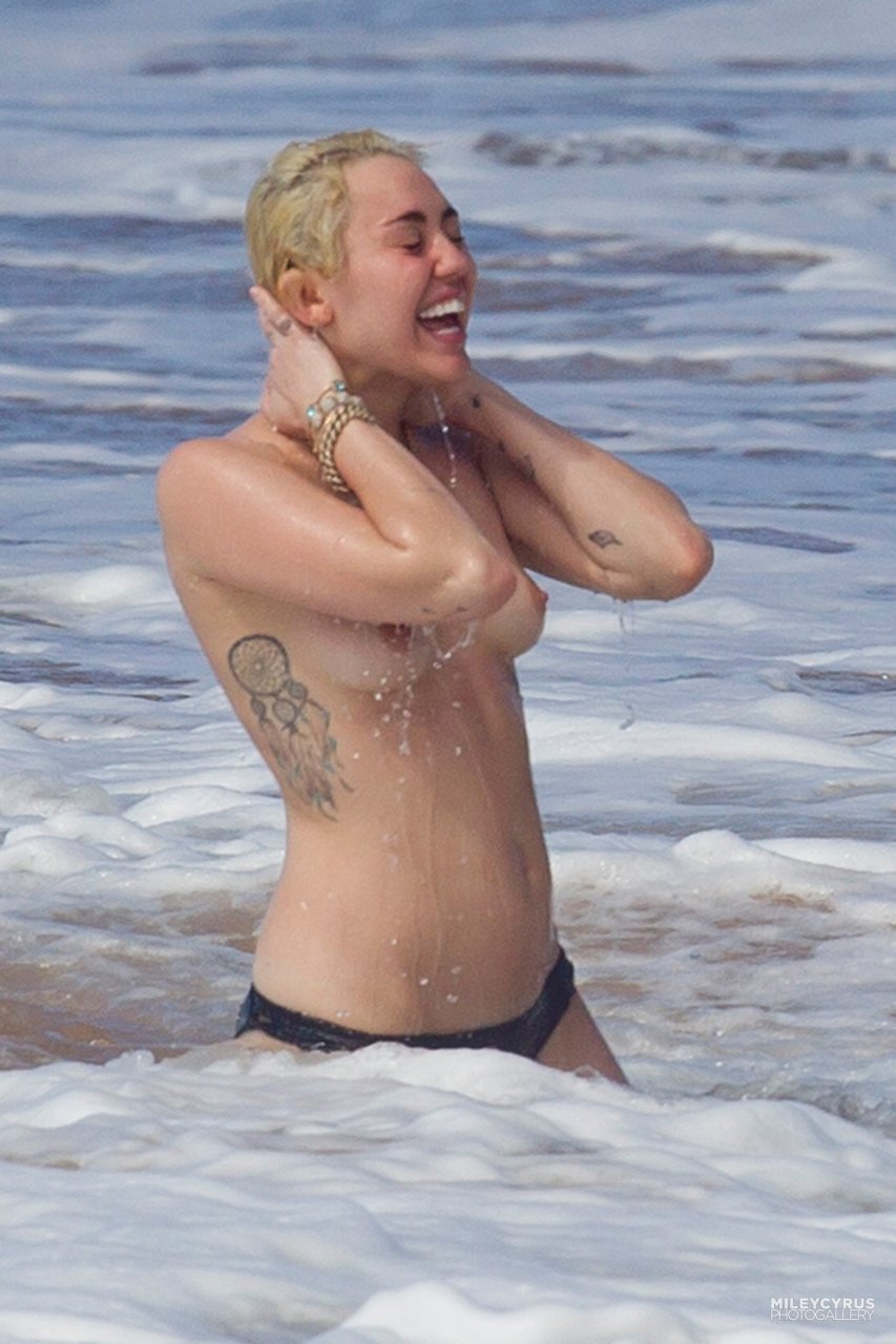 Miley Cyrus pussy showing